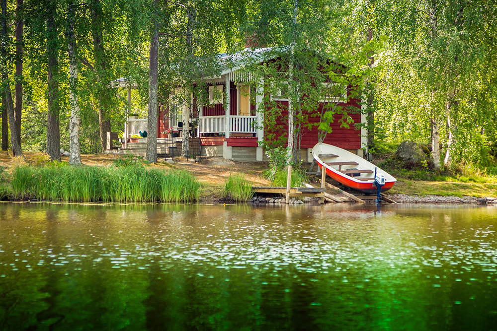 Summer cottage by the lake